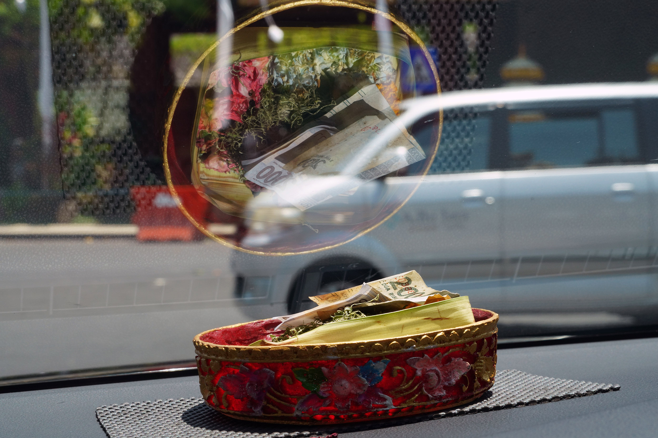 Des offrandes sur la planche de bord