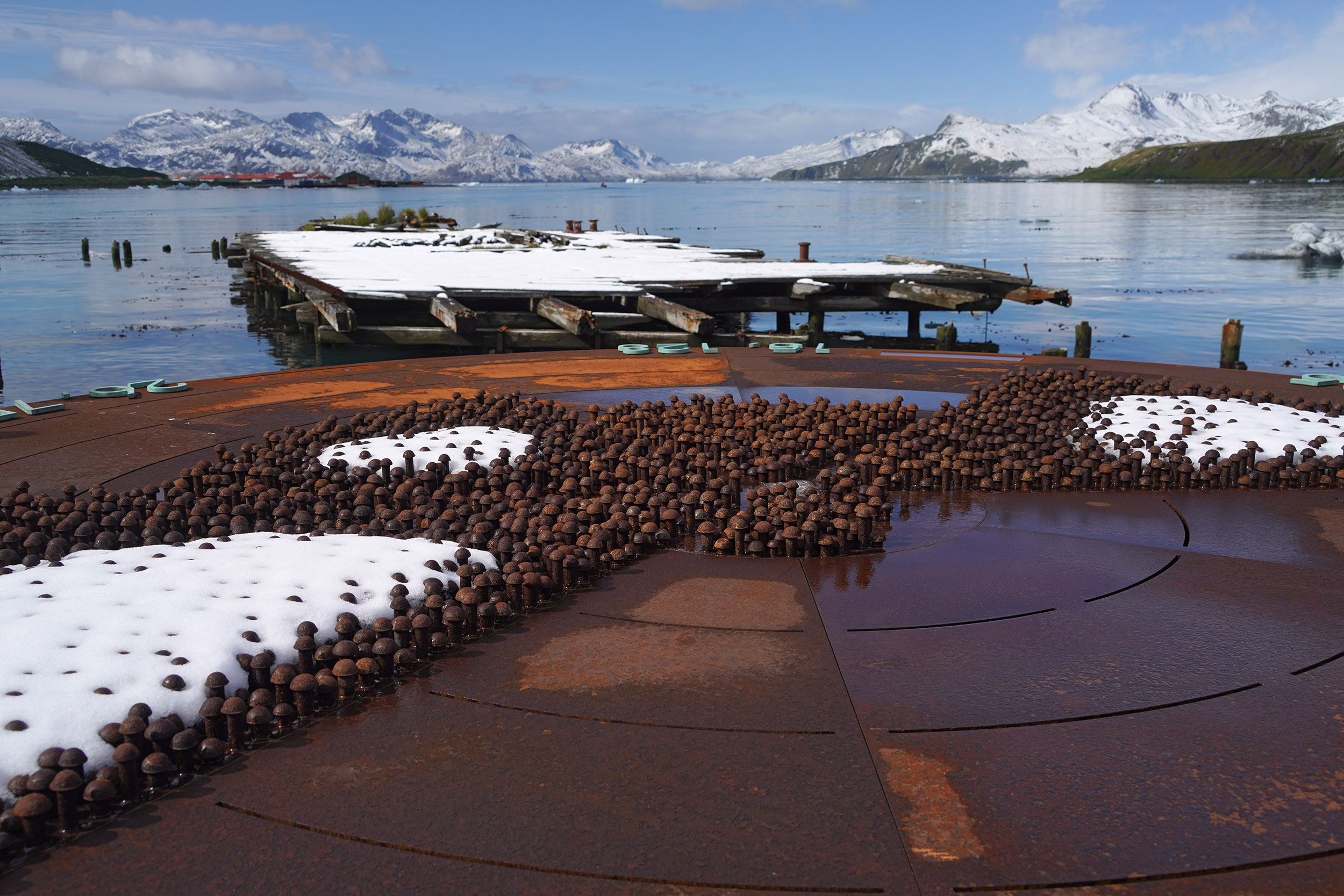 Sculpture en mémoire des baleines massacrées dans cette station