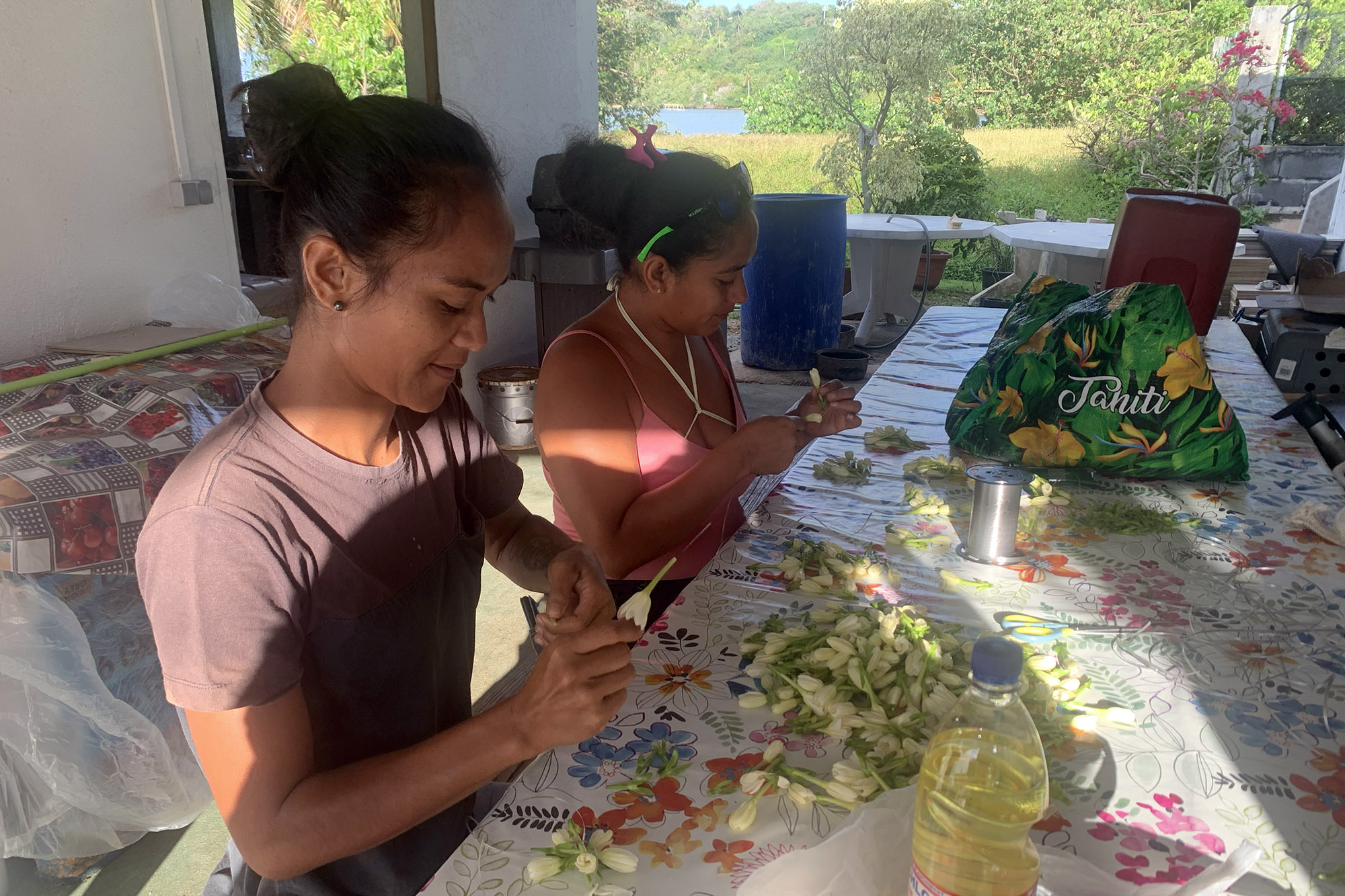 Préparation des colliers de fleurs, les touristes arrivent
