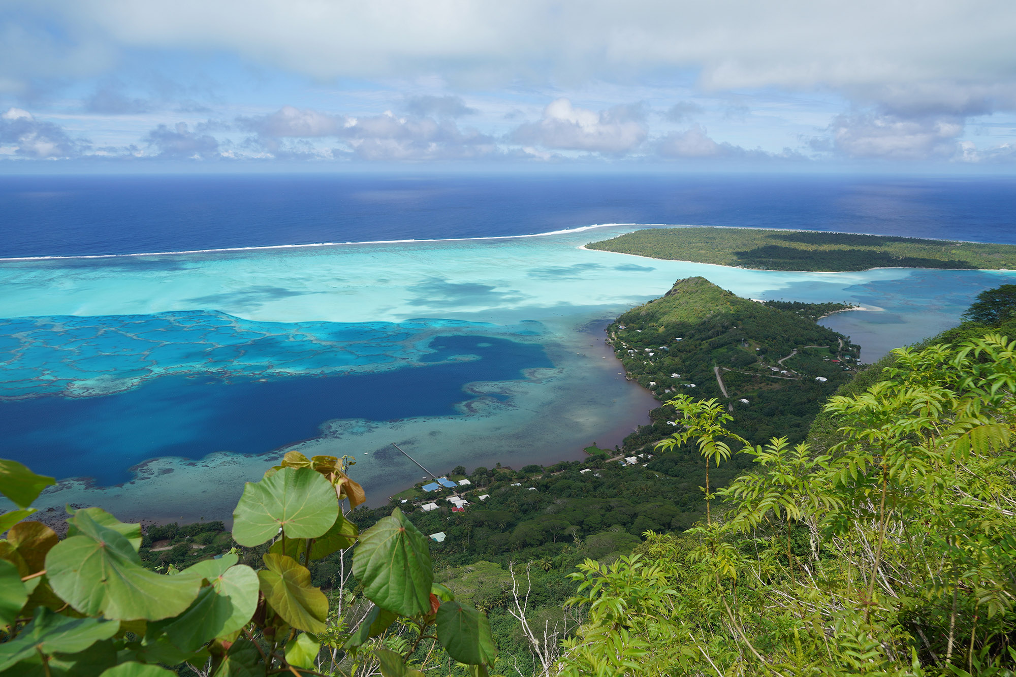 Notre pension aux toits bleus  , la Traversière, et la pointe Tereia vue Mont Teurufaatiu (380m)