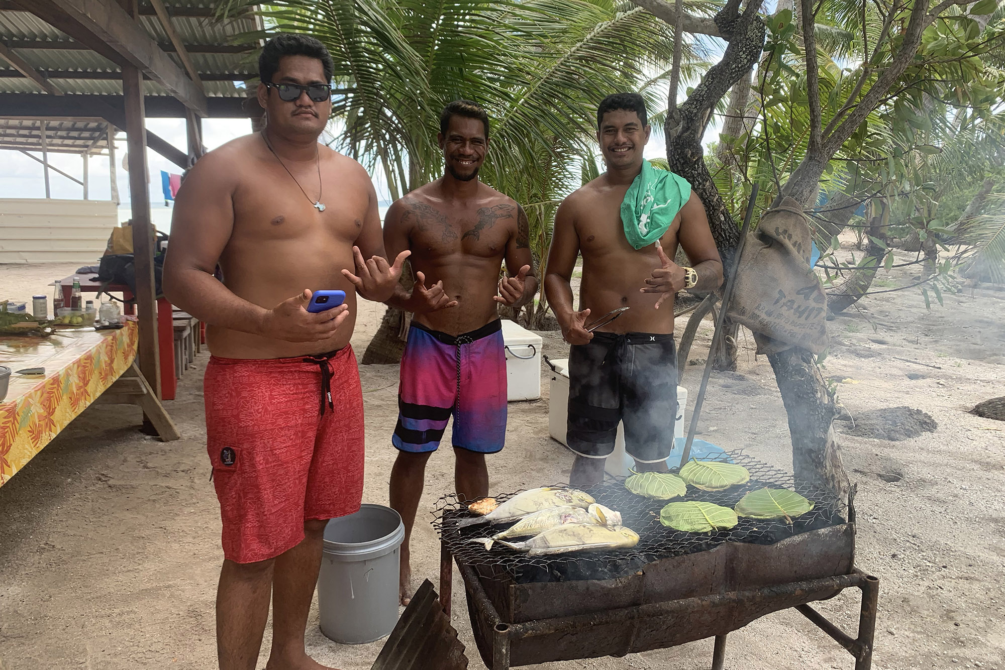 Nos cuisiniers préparent le barbecue - Atoll de Rangiroa