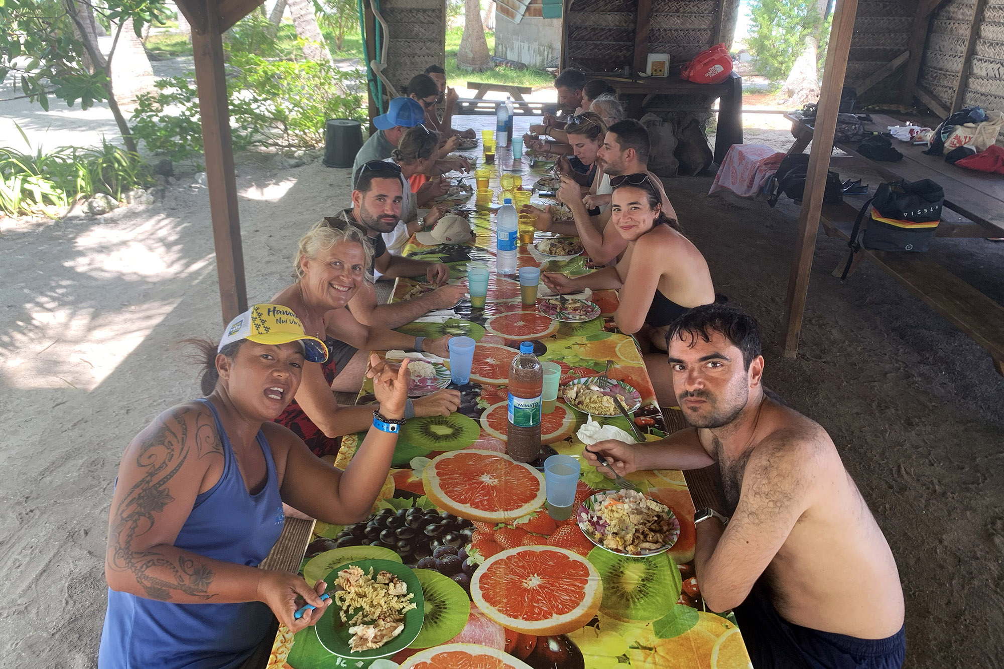 Repas sur le motu du lagon bleu - Atoll de Rangiroa
