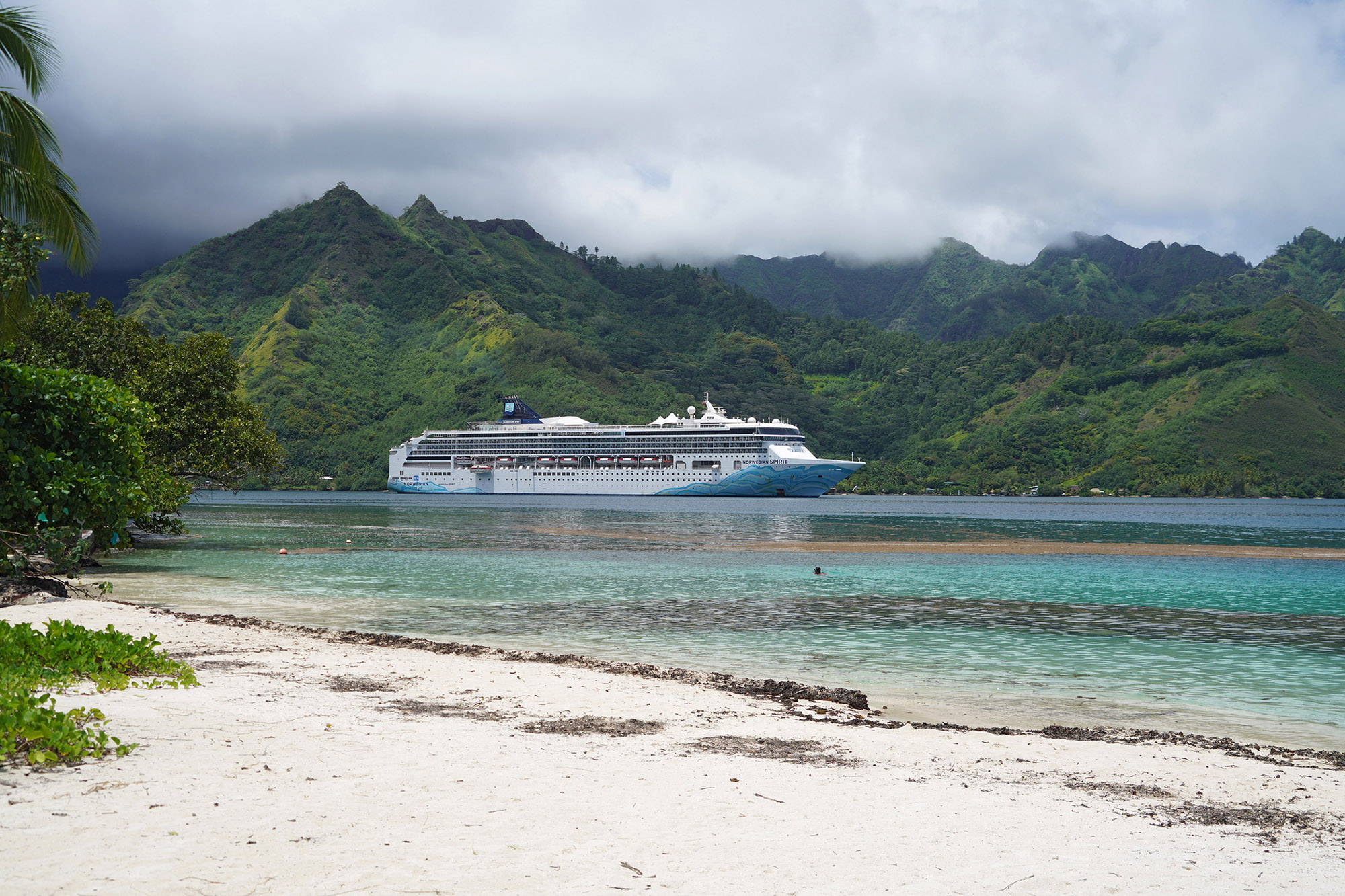 Paquebot  Norvégien dans la baie d'Opunohu