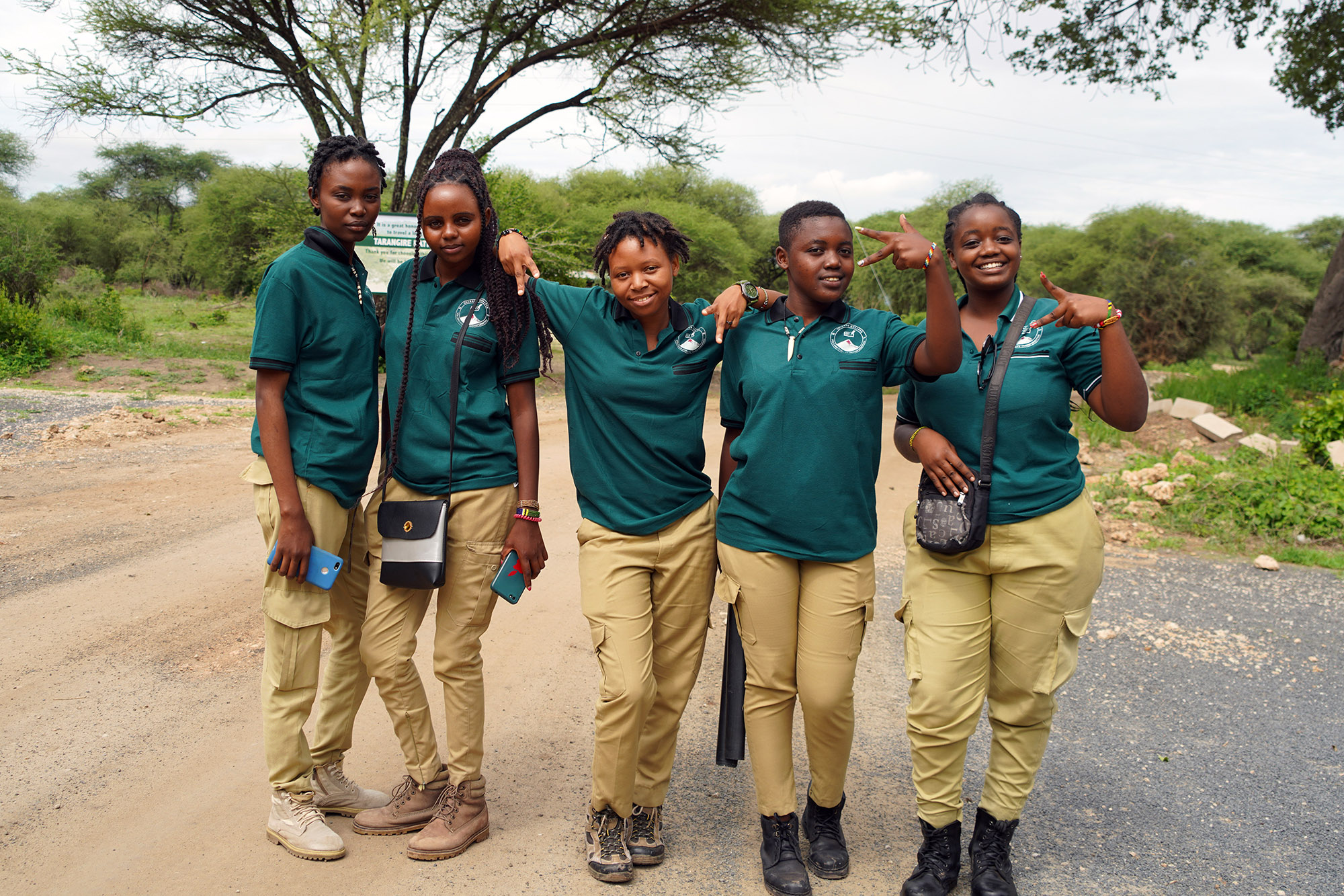 Les collègiennes visitent la parc Tarangire