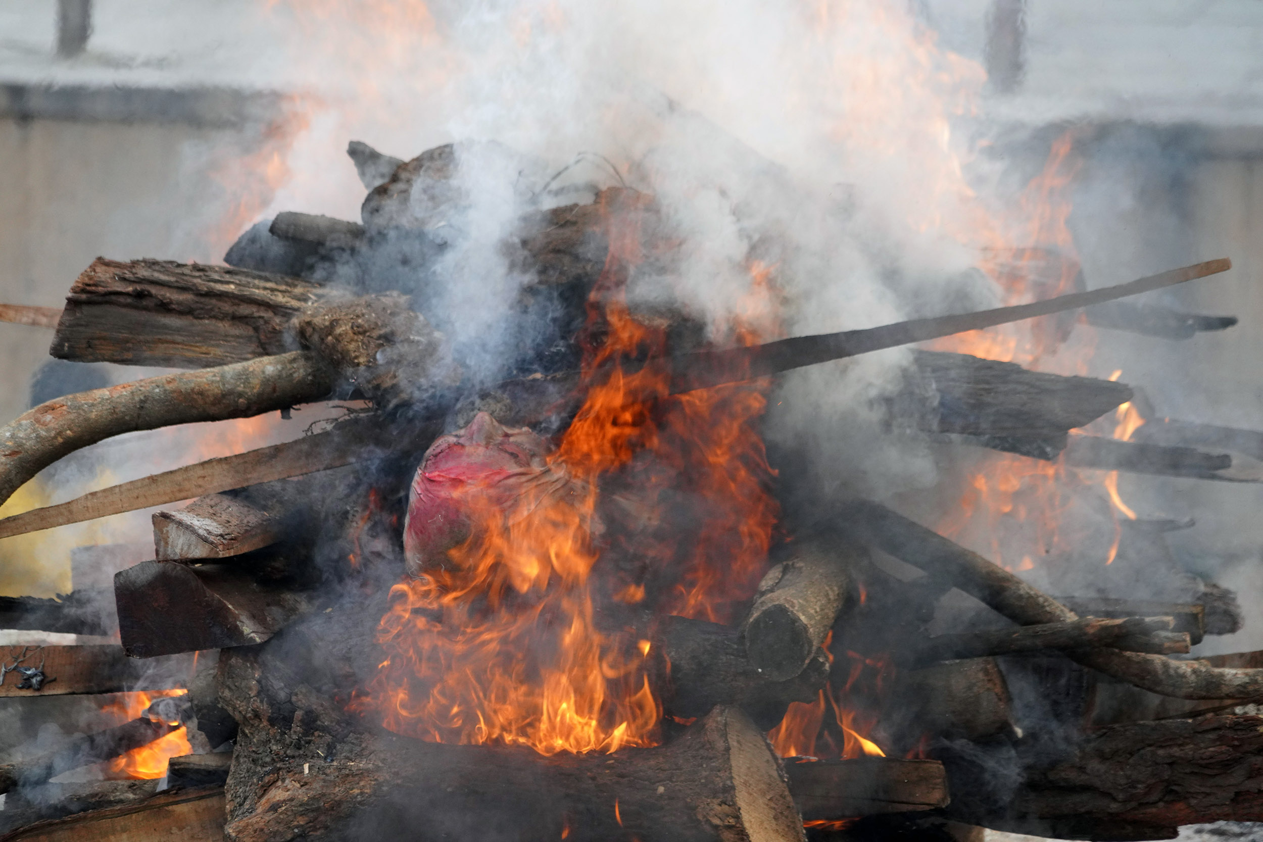 Crémation sur les berge du Gange - Varanasi