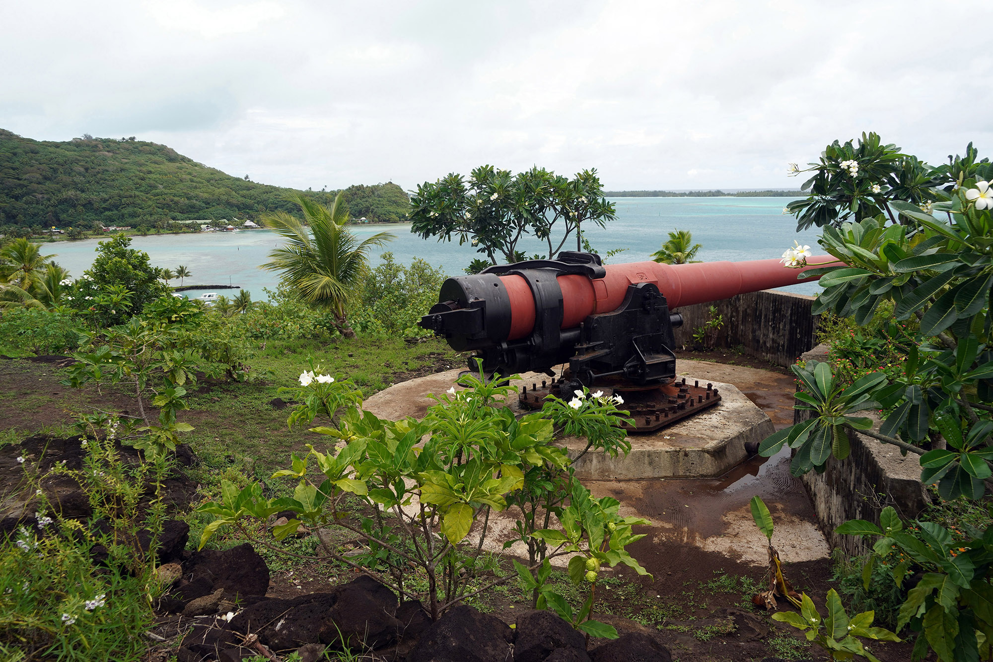 Canons américains sur la pointe Fitiiu - Ile de Bora-Bora