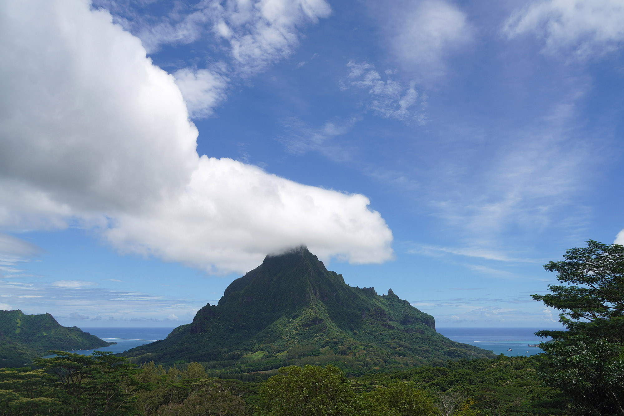 Le mont Rotui entouré des deux baies de Moorea